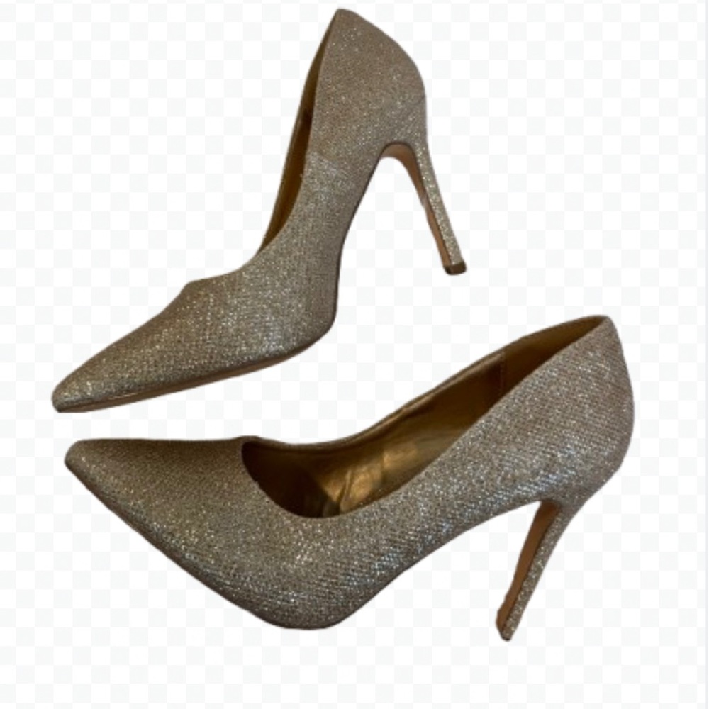 Woman’s golden heels size 7.5